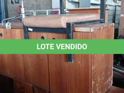 LOTE 545 - 02 MESAS, 01 ARMÁRIO EM MADEIRA, 01 POLTRONA E 01 CADEIRA DE ESCRITÓRIO COM AVARIAS. (NO ESTADO) ATENÇÃO! FAZER A VISITAÇÃO ANTES DE ARREMATAR, NÃO SABEMOS SE FUNCIONA. LEILÃO NÃO TEM GARANTIA E NEM DEVOLUÇÃO, SUJEITO A POSSÍVEIS AVARIAS VISÍVEIS/OCULTAS E/OU AUSÊNCIA DE COMPONENTES.