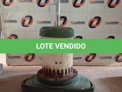 LOTE 405 - 01 ENCERADEIRA INDUSTRIAL. (NO ESTADO) ATENÇÃO! FAZER A VISITAÇÃO ANTES DE ARREMATAR, NÃO SABEMOS SE FUNCIONA. LEILÃO NÃO TEM GARANTIA E NEM DEVOLUÇÃO, SUJEITO A POSSÍVEIS AVARIAS VISÍVEIS/OCULTAS E/OU AUSÊNCIA DE COMPONENTES.