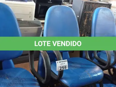 LOTE 259 - 01 LONGARINA DE 03 LUGARES. (NO ESTADO) ATENÇÃO! FAZER A VISITAÇÃO ANTES DE ARREMATAR, NÃO SABEMOS SE FUNCIONA. LEILÃO NÃO TEM GARANTIA E NEM DEVOLUÇÃO, SUJEITO A POSSÍVEIS AVARIAS VISÍVEIS/OCULTAS E/OU AUSÊNCIA DE COMPONENTES.