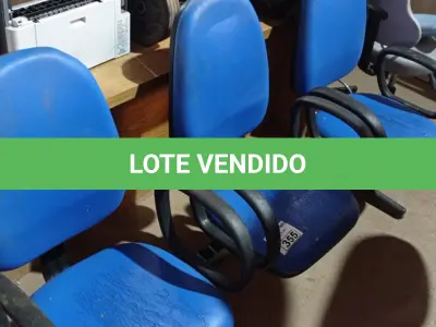 LOTE 355 - 01 LONGARINA DE 03 LUGARES. (NO ESTADO) ATENÇÃO! FAZER A VISITAÇÃO ANTES DE ARREMATAR, NÃO SABEMOS SE FUNCIONA. LEILÃO NÃO TEM GARANTIA E NEM DEVOLUÇÃO, SUJEITO A POSSÍVEIS AVARIAS VISÍVEIS/OCULTAS E/OU AUSÊNCIA DE COMPONENTES.