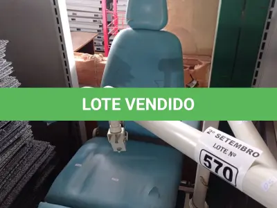 LOTE 570 - 01 CADEIRA DE DENTISTA COM MESA PARA INSTRUMENTOS E BANQUETA. (NO ESTADO) ATENÇÃO! FAZER A VISITAÇÃO ANTES DE ARREMATAR, NÃO SABEMOS SE FUNCIONA. LEILÃO NÃO TEM GARANTIA E NEM DEVOLUÇÃO, SUJEITO A POSSÍVEIS AVARIAS VISÍVEIS/OCULTAS E/OU AUSÊNCIA DE COMPONENTES.