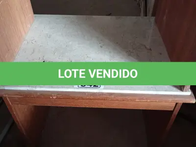 LOTE 542 - 03 MESINHAS EM MADEIRA COM TAMPO DE MÁRMORE. (NO ESTADO) ATENÇÃO! FAZER A VISITAÇÃO ANTES DE ARREMATAR, NÃO SABEMOS SE FUNCIONA. LEILÃO NÃO TEM GARANTIA E NEM DEVOLUÇÃO, SUJEITO A POSSÍVEIS AVARIAS VISÍVEIS/OCULTAS E/OU AUSÊNCIA DE COMPONENTES.