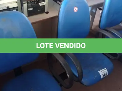LOTE 305 - 01 LONGARINA DE 03 LUGARES. (NO ESTADO) ATENÇÃO! FAZER A VISITAÇÃO ANTES DE ARREMATAR, NÃO SABEMOS SE FUNCIONA. LEILÃO NÃO TEM GARANTIA E NEM DEVOLUÇÃO, SUJEITO A POSSÍVEIS AVARIAS VISÍVEIS/OCULTAS E/OU AUSÊNCIA DE COMPONENTES.