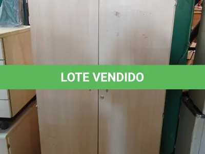 LOTE 354 - 01 ARMÁRIO EM MADEIRA COM 02 PORTAS E 03 PRATELEIRAS. (NO ESTADO) ATENÇÃO! FAZER A VISITAÇÃO ANTES DE ARREMATAR, NÃO SABEMOS SE FUNCIONA. LEILÃO NÃO TEM GARANTIA E NEM DEVOLUÇÃO, SUJEITO A POSSÍVEIS AVARIAS VISÍVEIS/OCULTAS E/OU AUSÊNCIA DE COMPONENTES.