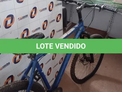 LOTE 567 - 01 BICICLETA ARO 29. (NO ESTADO) ATENÇÃO! FAZER A VISITAÇÃO ANTES DE ARREMATAR, NÃO SABEMOS SE FUNCIONA. LEILÃO NÃO TEM GARANTIA E NEM DEVOLUÇÃO, SUJEITO A POSSÍVEIS AVARIAS VISÍVEIS/OCULTAS E/OU AUSÊNCIA DE COMPONENTES.
