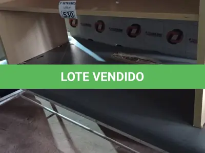 LOTE 530 - 01 MACA E 01 RACK EM MADEIRA COM TAMPO GIRATÓRIO. (NO ESTADO) ATENÇÃO! FAZER A VISITAÇÃO ANTES DE ARREMATAR, NÃO SABEMOS SE FUNCIONA. LEILÃO NÃO TEM GARANTIA E NEM DEVOLUÇÃO, SUJEITO A POSSÍVEIS AVARIAS VISÍVEIS/OCULTAS E/OU AUSÊNCIA DE COMPONENTES.