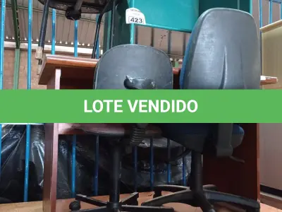 LOTE 423 - 02 MESAS, 01 ESTANTE E 03 CADEIRAS MARCAS E MODELOS DIVERSOS. (NO ESTADO) ATENÇÃO! FAZER A VISITAÇÃO ANTES DE ARREMATAR, NÃO SABEMOS SE FUNCIONA. LEILÃO NÃO TEM GARANTIA E NEM DEVOLUÇÃO, SUJEITO A POSSÍVEIS AVARIAS VISÍVEIS/OCULTAS E/OU AUSÊNCIA DE COMPONENTES.