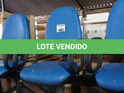 LOTE 580 - 01 LONGARINA DE 03 LUGARES. (NO ESTADO) ATENÇÃO! FAZER A VISITAÇÃO ANTES DE ARREMATAR, NÃO SABEMOS SE FUNCIONA. LEILÃO NÃO TEM GARANTIA E NEM DEVOLUÇÃO, SUJEITO A POSSÍVEIS AVARIAS VISÍVEIS/OCULTAS E/OU AUSÊNCIA DE COMPONENTES.
