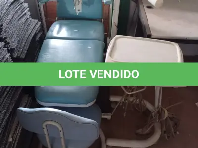 LOTE 570 - 01 CADEIRA DE DENTISTA COM MESA PARA INSTRUMENTOS E BANQUETA. (NO ESTADO) ATENÇÃO! FAZER A VISITAÇÃO ANTES DE ARREMATAR, NÃO SABEMOS SE FUNCIONA. LEILÃO NÃO TEM GARANTIA E NEM DEVOLUÇÃO, SUJEITO A POSSÍVEIS AVARIAS VISÍVEIS/OCULTAS E/OU AUSÊNCIA DE COMPONENTES.