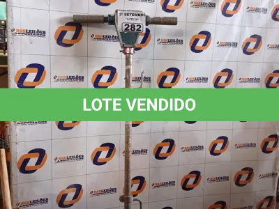 LOTE 282 - 01 ENCERADEIRA INDUSTRIAL. (NO ESTADO) ATENÇÃO! FAZER A VISITAÇÃO ANTES DE ARREMATAR, NÃO SABEMOS SE FUNCIONA. LEILÃO NÃO TEM GARANTIA E NEM DEVOLUÇÃO, SUJEITO A POSSÍVEIS AVARIAS VISÍVEIS/OCULTAS E/OU AUSÊNCIA DE COMPONENTES.