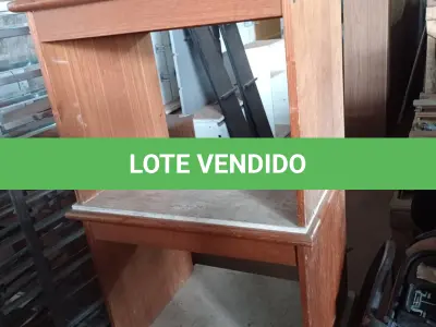 LOTE 542 - 03 MESINHAS EM MADEIRA COM TAMPO DE MÁRMORE. (NO ESTADO) ATENÇÃO! FAZER A VISITAÇÃO ANTES DE ARREMATAR, NÃO SABEMOS SE FUNCIONA. LEILÃO NÃO TEM GARANTIA E NEM DEVOLUÇÃO, SUJEITO A POSSÍVEIS AVARIAS VISÍVEIS/OCULTAS E/OU AUSÊNCIA DE COMPONENTES.