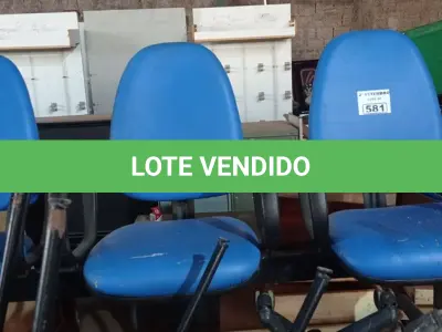 LOTE 581 - 01 LONGARINA DE 03 LUGARES. (NO ESTADO) ATENÇÃO! FAZER A VISITAÇÃO ANTES DE ARREMATAR, NÃO SABEMOS SE FUNCIONA. LEILÃO NÃO TEM GARANTIA E NEM DEVOLUÇÃO, SUJEITO A POSSÍVEIS AVARIAS VISÍVEIS/OCULTAS E/OU AUSÊNCIA DE COMPONENTES.