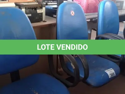 LOTE 305 - 01 LONGARINA DE 03 LUGARES. (NO ESTADO) ATENÇÃO! FAZER A VISITAÇÃO ANTES DE ARREMATAR, NÃO SABEMOS SE FUNCIONA. LEILÃO NÃO TEM GARANTIA E NEM DEVOLUÇÃO, SUJEITO A POSSÍVEIS AVARIAS VISÍVEIS/OCULTAS E/OU AUSÊNCIA DE COMPONENTES.