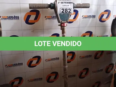 LOTE 282 - 01 ENCERADEIRA INDUSTRIAL. (NO ESTADO) ATENÇÃO! FAZER A VISITAÇÃO ANTES DE ARREMATAR, NÃO SABEMOS SE FUNCIONA. LEILÃO NÃO TEM GARANTIA E NEM DEVOLUÇÃO, SUJEITO A POSSÍVEIS AVARIAS VISÍVEIS/OCULTAS E/OU AUSÊNCIA DE COMPONENTES.