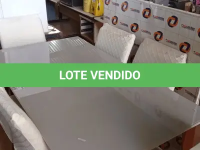 LOTE 389 - 01 MESA EM MADEIRA COM TAMPO OFF WHITE E 06 CADEIRAS ESTOFADAS. (NO ESTADO) ATENÇÃO! FAZER A VISITAÇÃO ANTES DE ARREMATAR, NÃO SABEMOS SE FUNCIONA. LEILÃO NÃO TEM GARANTIA E NEM DEVOLUÇÃO, SUJEITO A POSSÍVEIS AVARIAS VISÍVEIS/OCULTAS E/OU AUSÊNCIA DE COMPONENTES.