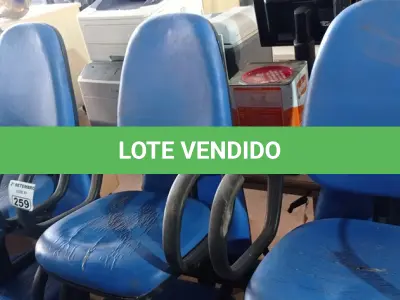 LOTE 259 - 01 LONGARINA DE 03 LUGARES. (NO ESTADO) ATENÇÃO! FAZER A VISITAÇÃO ANTES DE ARREMATAR, NÃO SABEMOS SE FUNCIONA. LEILÃO NÃO TEM GARANTIA E NEM DEVOLUÇÃO, SUJEITO A POSSÍVEIS AVARIAS VISÍVEIS/OCULTAS E/OU AUSÊNCIA DE COMPONENTES.