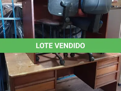 LOTE 423 - 02 MESAS, 01 ESTANTE E 03 CADEIRAS MARCAS E MODELOS DIVERSOS. (NO ESTADO) ATENÇÃO! FAZER A VISITAÇÃO ANTES DE ARREMATAR, NÃO SABEMOS SE FUNCIONA. LEILÃO NÃO TEM GARANTIA E NEM DEVOLUÇÃO, SUJEITO A POSSÍVEIS AVARIAS VISÍVEIS/OCULTAS E/OU AUSÊNCIA DE COMPONENTES.