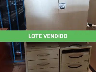 LOTE 422 - 01 MESA,01 ARMÁRIO BAIXO E 03 GAVETEIROS SENDO 01 COM 04 GAVETAS. (NO ESTADO) ATENÇÃO! FAZER A VISITAÇÃO ANTES DE ARREMATAR, NÃO SABEMOS SE FUNCIONA. LEILÃO NÃO TEM GARANTIA E NEM DEVOLUÇÃO, SUJEITO A POSSÍVEIS AVARIAS VISÍVEIS/OCULTAS E/OU AUSÊNCIA DE COMPONENTES.