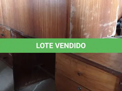 LOTE 545 - 02 MESAS, 01 ARMÁRIO EM MADEIRA, 01 POLTRONA E 01 CADEIRA DE ESCRITÓRIO COM AVARIAS. (NO ESTADO) ATENÇÃO! FAZER A VISITAÇÃO ANTES DE ARREMATAR, NÃO SABEMOS SE FUNCIONA. LEILÃO NÃO TEM GARANTIA E NEM DEVOLUÇÃO, SUJEITO A POSSÍVEIS AVARIAS VISÍVEIS/OCULTAS E/OU AUSÊNCIA DE COMPONENTES.