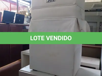 LOTE 303 - 02 PUFF, 02 CRIADOS MUDOS E 01 ARMÁRIO BAIXO SEM PORTAS. (NO ESTADO) ATENÇÃO! FAZER A VISITAÇÃO ANTES DE ARREMATAR, NÃO SABEMOS SE FUNCIONA. LEILÃO NÃO TEM GARANTIA E NEM DEVOLUÇÃO, SUJEITO A POSSÍVEIS AVARIAS VISÍVEIS/OCULTAS E/OU AUSÊNCIA DE COMPONENTES.