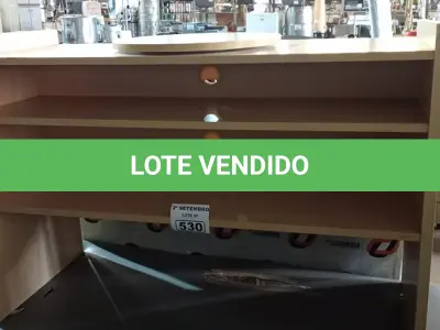 LOTE 530 - 01 MACA E 01 RACK EM MADEIRA COM TAMPO GIRATÓRIO. (NO ESTADO) ATENÇÃO! FAZER A VISITAÇÃO ANTES DE ARREMATAR, NÃO SABEMOS SE FUNCIONA. LEILÃO NÃO TEM GARANTIA E NEM DEVOLUÇÃO, SUJEITO A POSSÍVEIS AVARIAS VISÍVEIS/OCULTAS E/OU AUSÊNCIA DE COMPONENTES.