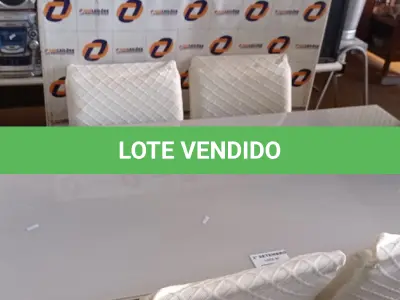 LOTE 389 - 01 MESA EM MADEIRA COM TAMPO OFF WHITE E 06 CADEIRAS ESTOFADAS. (NO ESTADO) ATENÇÃO! FAZER A VISITAÇÃO ANTES DE ARREMATAR, NÃO SABEMOS SE FUNCIONA. LEILÃO NÃO TEM GARANTIA E NEM DEVOLUÇÃO, SUJEITO A POSSÍVEIS AVARIAS VISÍVEIS/OCULTAS E/OU AUSÊNCIA DE COMPONENTES.