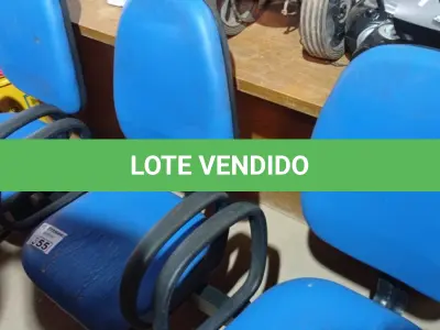 LOTE 355 - 01 LONGARINA DE 03 LUGARES. (NO ESTADO) ATENÇÃO! FAZER A VISITAÇÃO ANTES DE ARREMATAR, NÃO SABEMOS SE FUNCIONA. LEILÃO NÃO TEM GARANTIA E NEM DEVOLUÇÃO, SUJEITO A POSSÍVEIS AVARIAS VISÍVEIS/OCULTAS E/OU AUSÊNCIA DE COMPONENTES.