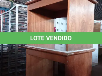 LOTE 542 - 03 MESINHAS EM MADEIRA COM TAMPO DE MÁRMORE. (NO ESTADO) ATENÇÃO! FAZER A VISITAÇÃO ANTES DE ARREMATAR, NÃO SABEMOS SE FUNCIONA. LEILÃO NÃO TEM GARANTIA E NEM DEVOLUÇÃO, SUJEITO A POSSÍVEIS AVARIAS VISÍVEIS/OCULTAS E/OU AUSÊNCIA DE COMPONENTES.