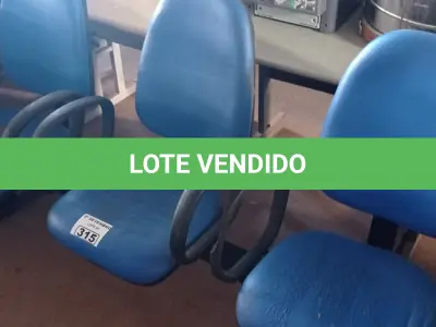 LOTE 315 - 01 LONGARINA DE 03 LUGARES. (NO ESTADO) ATENÇÃO! FAZER A VISITAÇÃO ANTES DE ARREMATAR, NÃO SABEMOS SE FUNCIONA. LEILÃO NÃO TEM GARANTIA E NEM DEVOLUÇÃO, SUJEITO A POSSÍVEIS AVARIAS VISÍVEIS/OCULTAS E/OU AUSÊNCIA DE COMPONENTES.