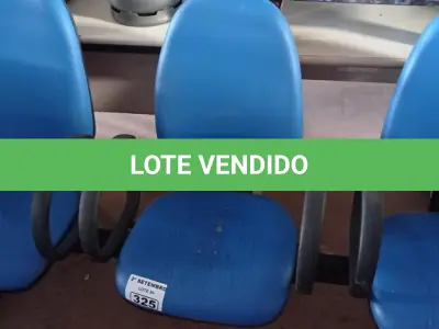 LOTE 325 - 01 LONGARINA DE 03 LUGARES. (NO ESTADO) ATENÇÃO! FAZER A VISITAÇÃO ANTES DE ARREMATAR, NÃO SABEMOS SE FUNCIONA. LEILÃO NÃO TEM GARANTIA E NEM DEVOLUÇÃO, SUJEITO A POSSÍVEIS AVARIAS VISÍVEIS/OCULTAS E/OU AUSÊNCIA DE COMPONENTES.