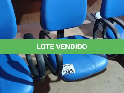 LOTE 345 - 01 LONGARINA DE 03 LUGARES. (NO ESTADO) ATENÇÃO! FAZER A VISITAÇÃO ANTES DE ARREMATAR, NÃO SABEMOS SE FUNCIONA. LEILÃO NÃO TEM GARANTIA E NEM DEVOLUÇÃO, SUJEITO A POSSÍVEIS AVARIAS VISÍVEIS/OCULTAS E/OU AUSÊNCIA DE COMPONENTES.