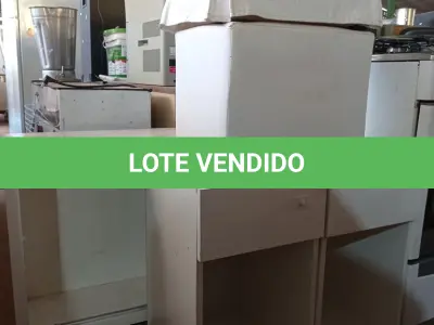 LOTE 303 - 02 PUFF, 02 CRIADOS MUDOS E 01 ARMÁRIO BAIXO SEM PORTAS. (NO ESTADO) ATENÇÃO! FAZER A VISITAÇÃO ANTES DE ARREMATAR, NÃO SABEMOS SE FUNCIONA. LEILÃO NÃO TEM GARANTIA E NEM DEVOLUÇÃO, SUJEITO A POSSÍVEIS AVARIAS VISÍVEIS/OCULTAS E/OU AUSÊNCIA DE COMPONENTES.