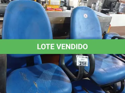LOTE 258 - 01 LONGARINA DE 03 LUGARES. (NO ESTADO) ATENÇÃO! FAZER A VISITAÇÃO ANTES DE ARREMATAR, NÃO SABEMOS SE FUNCIONA. LEILÃO NÃO TEM GARANTIA E NEM DEVOLUÇÃO, SUJEITO A POSSÍVEIS AVARIAS VISÍVEIS/OCULTAS E/OU AUSÊNCIA DE COMPONENTES.
