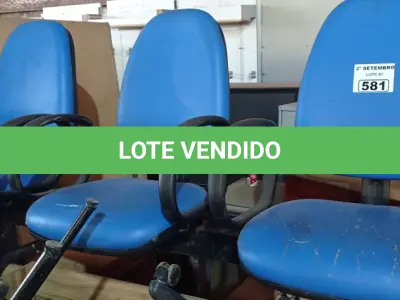 LOTE 581 - 01 LONGARINA DE 03 LUGARES. (NO ESTADO) ATENÇÃO! FAZER A VISITAÇÃO ANTES DE ARREMATAR, NÃO SABEMOS SE FUNCIONA. LEILÃO NÃO TEM GARANTIA E NEM DEVOLUÇÃO, SUJEITO A POSSÍVEIS AVARIAS VISÍVEIS/OCULTAS E/OU AUSÊNCIA DE COMPONENTES.