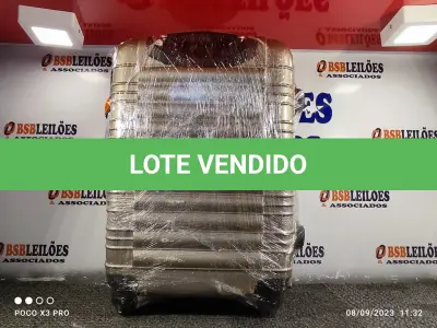 LOTE 122 - 01 – MALA DE VIAGEM (NO ESTADO, NÃO SABEMOS SE FUNCIONA. LEILÃO NÃO TEM GARANTIA E NEM DEVOLUÇÃO, SUJEITO A POSSÍVEIS AVARIAS VISÍVEIS/OCULTAS E/OU AUSÊNCIA DE COMPONENTES)