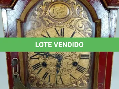 LOTE 001 - RARO RELÓGIO DE COLUNA ORIENTAL, TEMPOS FUGIT  DE CORDA TAMANHO:1M E 32CM. FUNCIONADO COM CHAVE A CORDA. RELÓGIO MUITO ANTIGO COM SINAS (NO ESTADO)