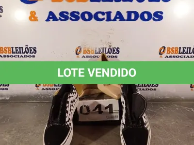 LOTE 041 - 02 – PARES DE CALÇADOS FEMININO, SENDO 01 Nº 35 E OUTRO N°36. (NO ESTADO, NÃO SABEMOS SE FUNCIONA. LEILÃO NÃO TEM GARANTIA E NEM DEVOLUÇÃO, SUJEITO A POSSÍVEIS AVARIAS VISÍVEIS/OCULTAS E/OU AUSÊNCIA DE COMPONENTES)