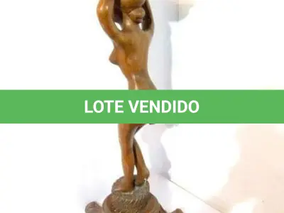LOTE 026 - FRUTEIRA DE ESCULTURA EM MADEIRA MACIÇA - 89 CM ALTURA (NO ESTADO)