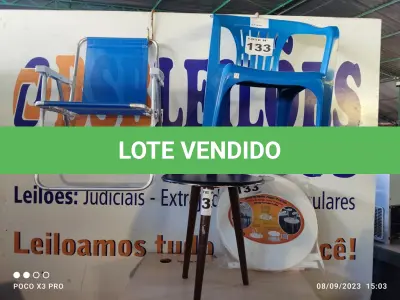 LOTE 133 - 02 – CADEIRAS E 2 MESAS (NO ESTADO, NÃO SABEMOS SE FUNCIONA. LEILÃO NÃO TEM GARANTIA E NEM DEVOLUÇÃO, SUJEITO A POSSÍVEIS AVARIAS VISÍVEIS/OCULTAS E/OU AUSÊNCIA DE COMPONENTES)