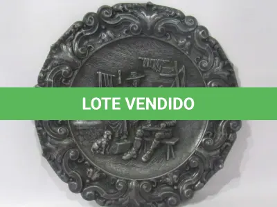 LOTE 033 - PRATO DE PAREDE DECORATIVO  EM PEWTER, MEDIDAS: 25,8 CM DE DIÂMETRO (NO ESTADO)
