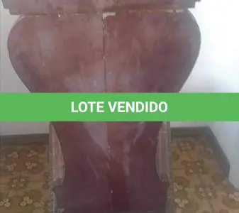 LOTE 022 - CADEIRA  EM MADEIRA MACIÇA DÉCADA DE 70 DESENHOS DE FRISOS PÉS E ENCOSTO ALTO, MEDINDO 105X45X45 (NO ESTADO)