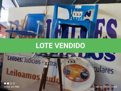 LOTE 133 - 02 – CADEIRAS E 2 MESAS (NO ESTADO, NÃO SABEMOS SE FUNCIONA. LEILÃO NÃO TEM GARANTIA E NEM DEVOLUÇÃO, SUJEITO A POSSÍVEIS AVARIAS VISÍVEIS/OCULTAS E/OU AUSÊNCIA DE COMPONENTES)