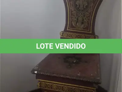 LOTE 022 - CADEIRA  EM MADEIRA MACIÇA DÉCADA DE 70 DESENHOS DE FRISOS PÉS E ENCOSTO ALTO, MEDINDO 105X45X45 (NO ESTADO)