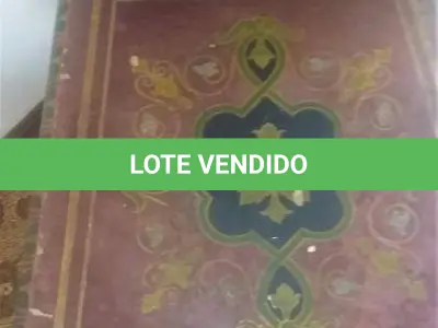 LOTE 022 - CADEIRA  EM MADEIRA MACIÇA DÉCADA DE 70 DESENHOS DE FRISOS PÉS E ENCOSTO ALTO, MEDINDO 105X45X45 (NO ESTADO)