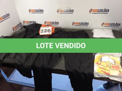 LOTE 226 - 13 – PEÇAS DE ROUPAS MASCULINAS DIVERSAS (NO ESTADO, NÃO SABEMOS SE FUNCIONA. LEILÃO NÃO TEM GARANTIA E NEM DEVOLUÇÃO, SUJEITO A POSSÍVEIS AVARIAS VISÍVEIS/OCULTAS E/OU AUSÊNCIA DE COMPONENTES)