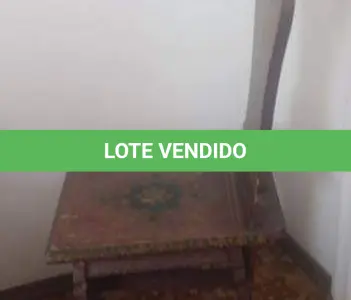 LOTE 022 - CADEIRA  EM MADEIRA MACIÇA DÉCADA DE 70 DESENHOS DE FRISOS PÉS E ENCOSTO ALTO, MEDINDO 105X45X45 (NO ESTADO)