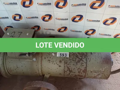 LOTE 593 - 01 MÁQUINA DE SOLDA GRANDE COM RODAS DE FERRO. (NO ESTADO) ATENÇÃO! FAZER A VISITAÇÃO ANTES DE ARREMATAR, NÃO SABEMOS SE FUNCIONA. LEILÃO NÃO TEM GARANTIA E NEM DEVOLUÇÃO, SUJEITO A POSSÍVEIS AVARIAS VISÍVEIS/OCULTAS E/OU AUSÊNCIA DE COMPONENTES.