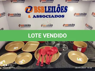 LOTE 132 - 01 - JOGO DE PANELA TRAMONTINA 15 PEÇAS (NO ESTADO, NÃO SABEMOS SE FUNCIONA. LEILÃO NÃO TEM GARANTIA E NEM DEVOLUÇÃO, SUJEITO A POSSÍVEIS AVARIAS VISÍVEIS/OCULTAS E/OU AUSÊNCIA DE COMPONENTES)