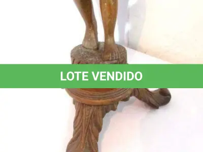 LOTE 026 - FRUTEIRA DE ESCULTURA EM MADEIRA MACIÇA - 89 CM ALTURA (NO ESTADO)