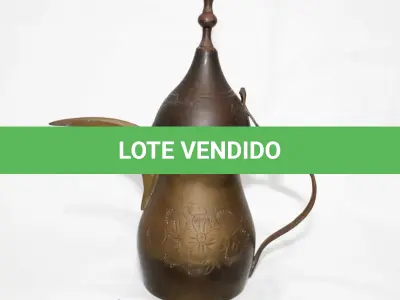 LOTE 030 - ANTIGO BULE  ÁRABE EM METAL COM  ALTURA 18,5 CM.(NO ESTADO)